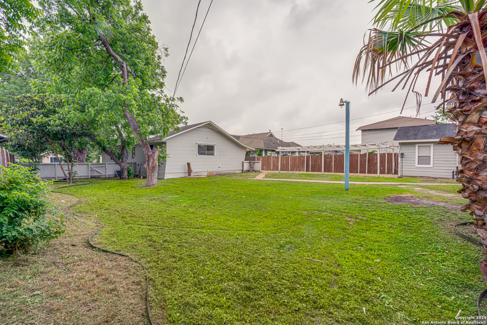 Photo 33 of 40 of 1127 W LYNWOOD AVE house