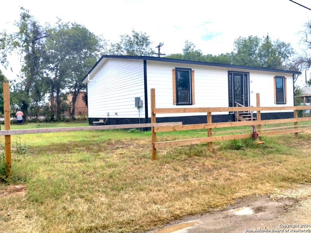 Photo 2 of 24 of 107 WILLIAMS AVE house