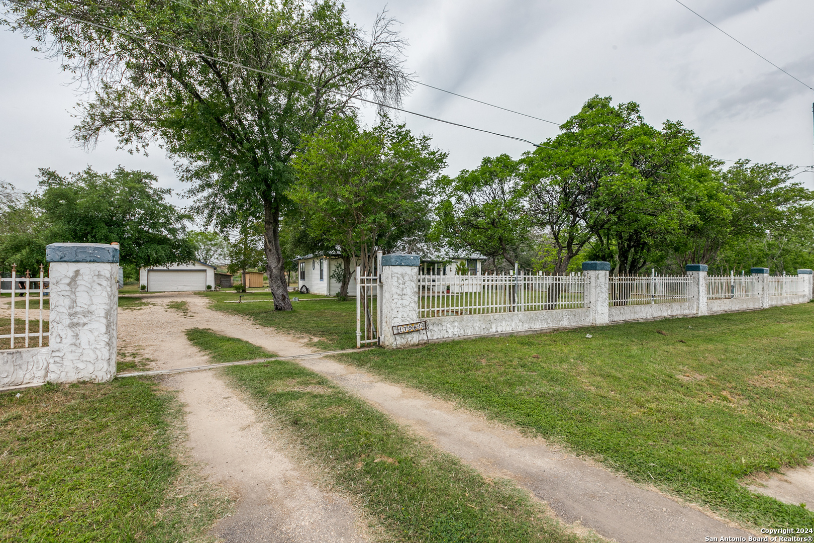 Photo 3 of 36 of 17961 S Us Highway 281 house