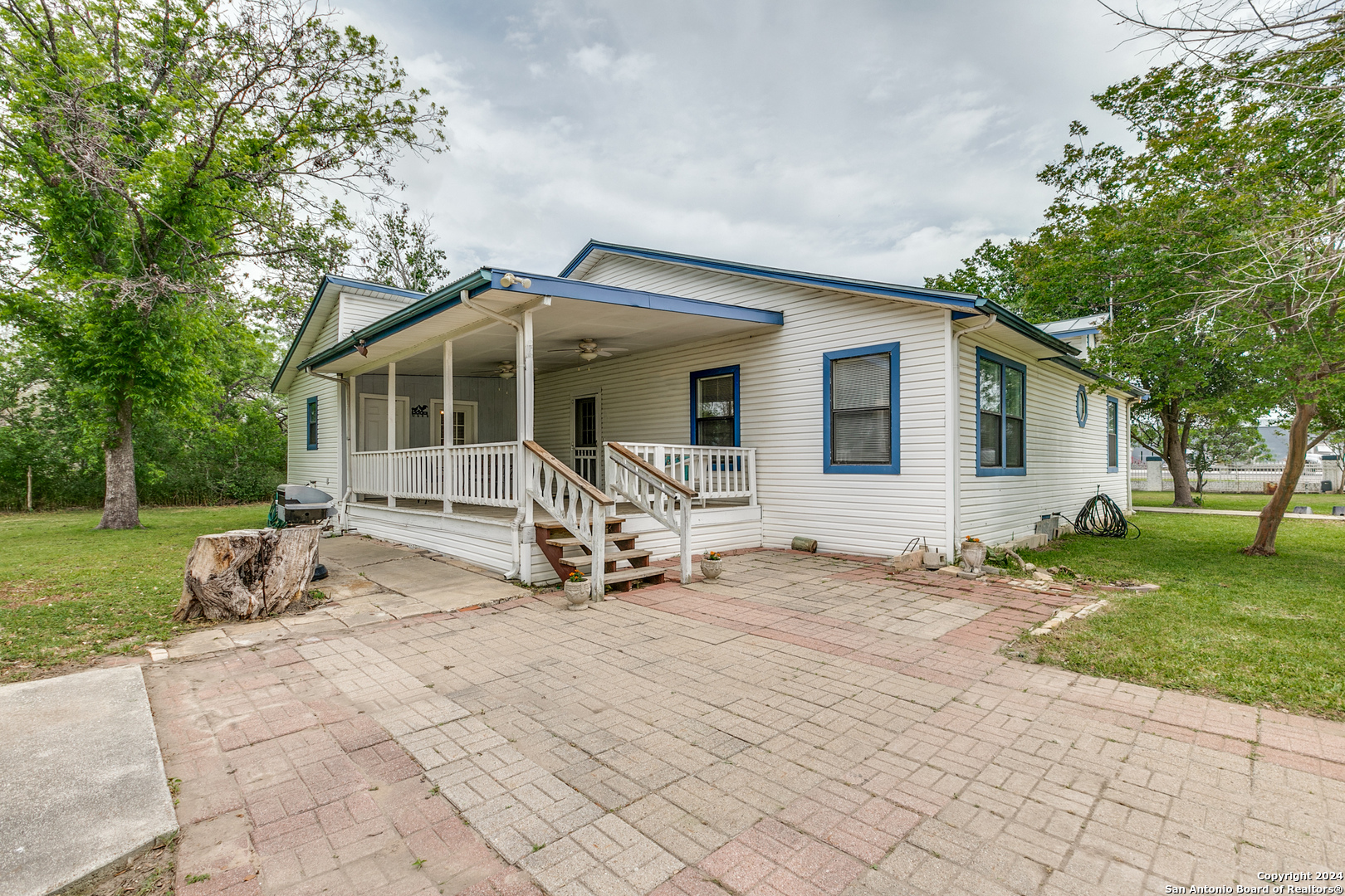 Photo 33 of 36 of 17961 S Us Highway 281 house