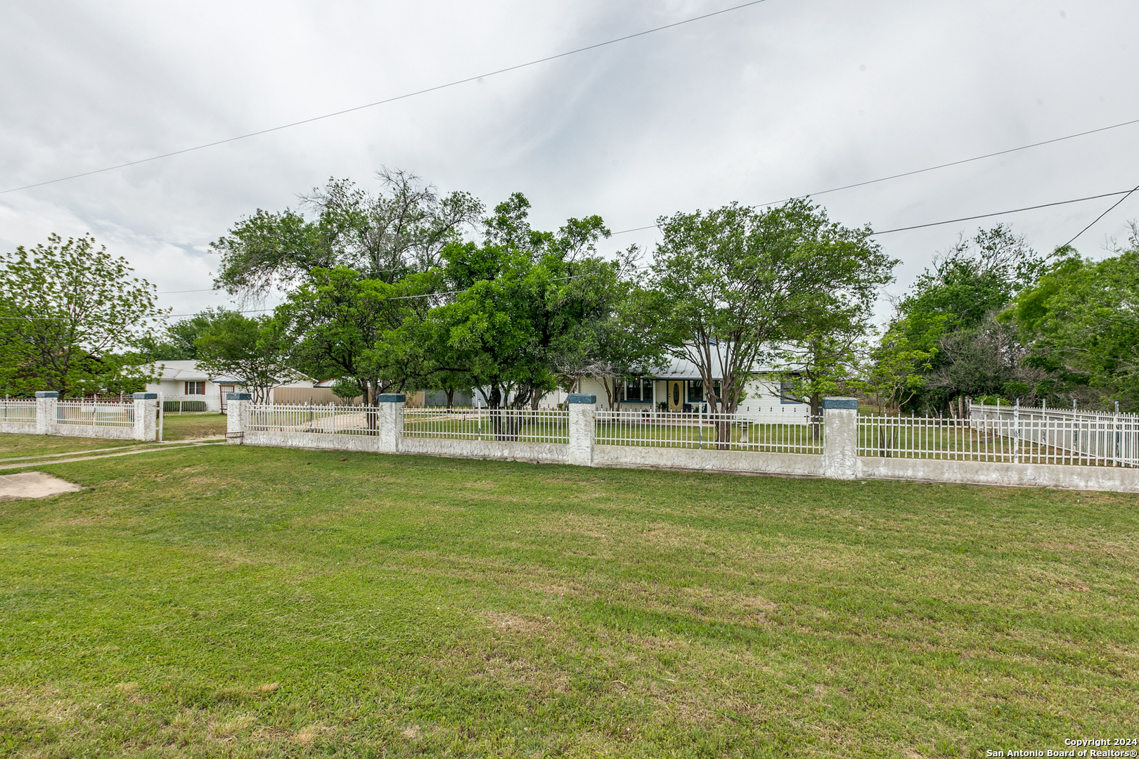 Photo 4 of 36 of 17961 S Us Highway 281 house