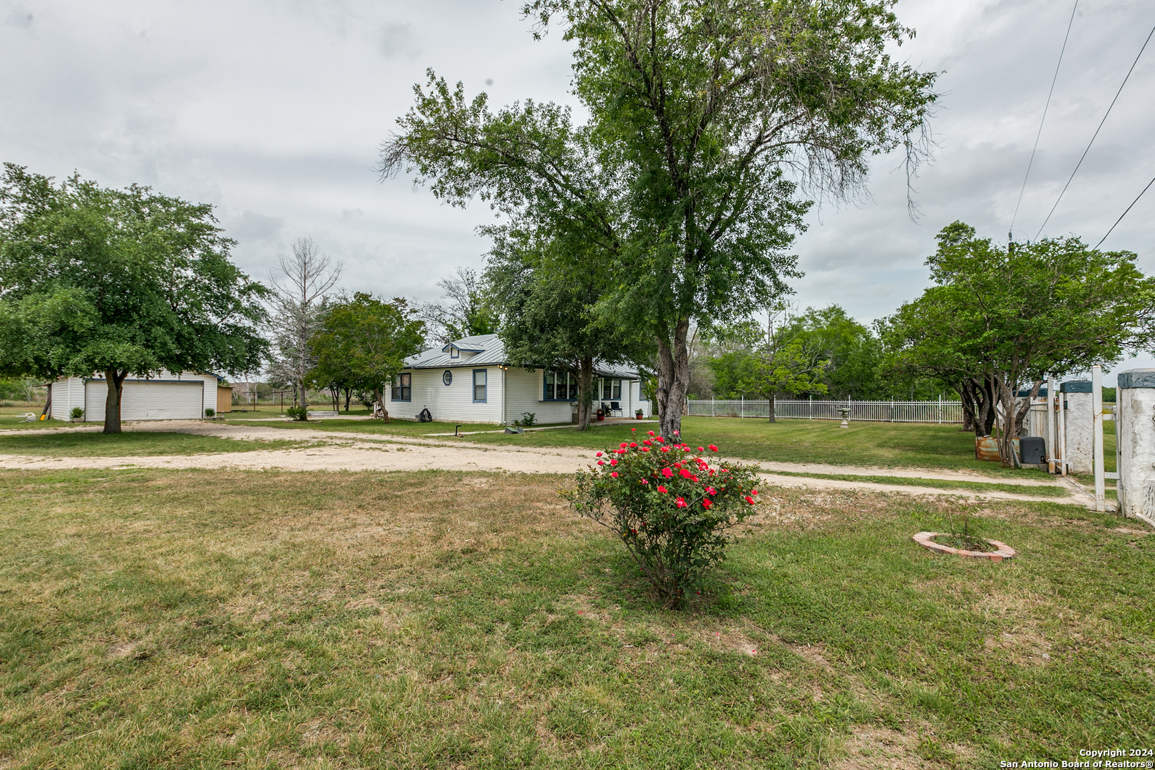 Photo 5 of 36 of 17961 S Us Highway 281 house