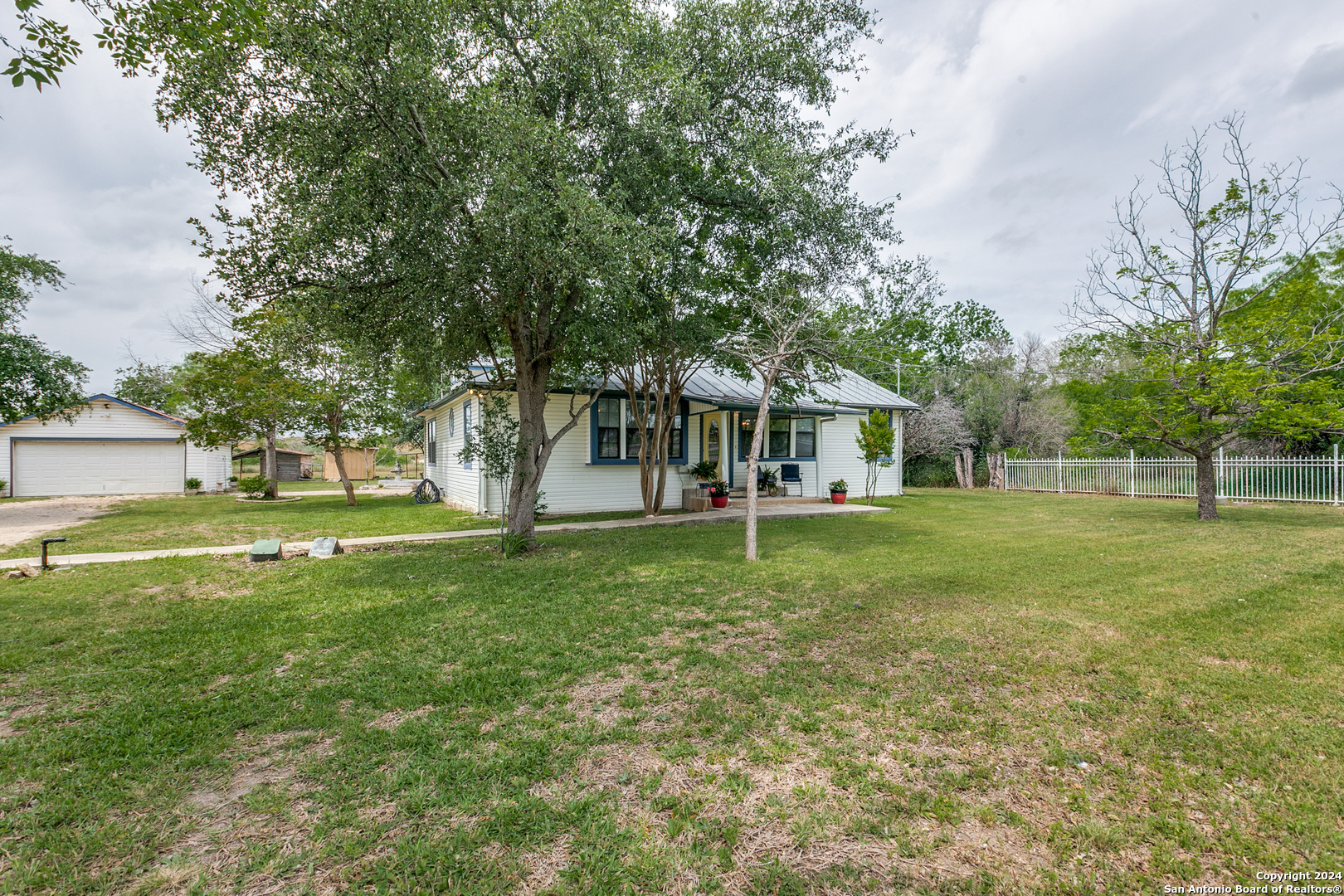 Photo 7 of 36 of 17961 S Us Highway 281 house