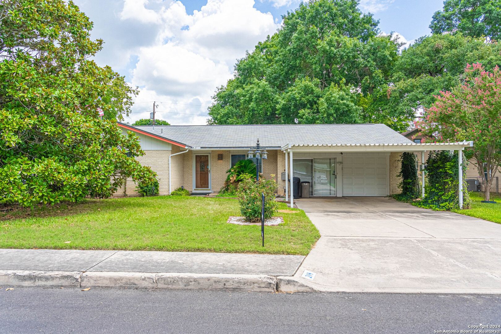 Photo 1 of 36 of 214 PECAN DR house