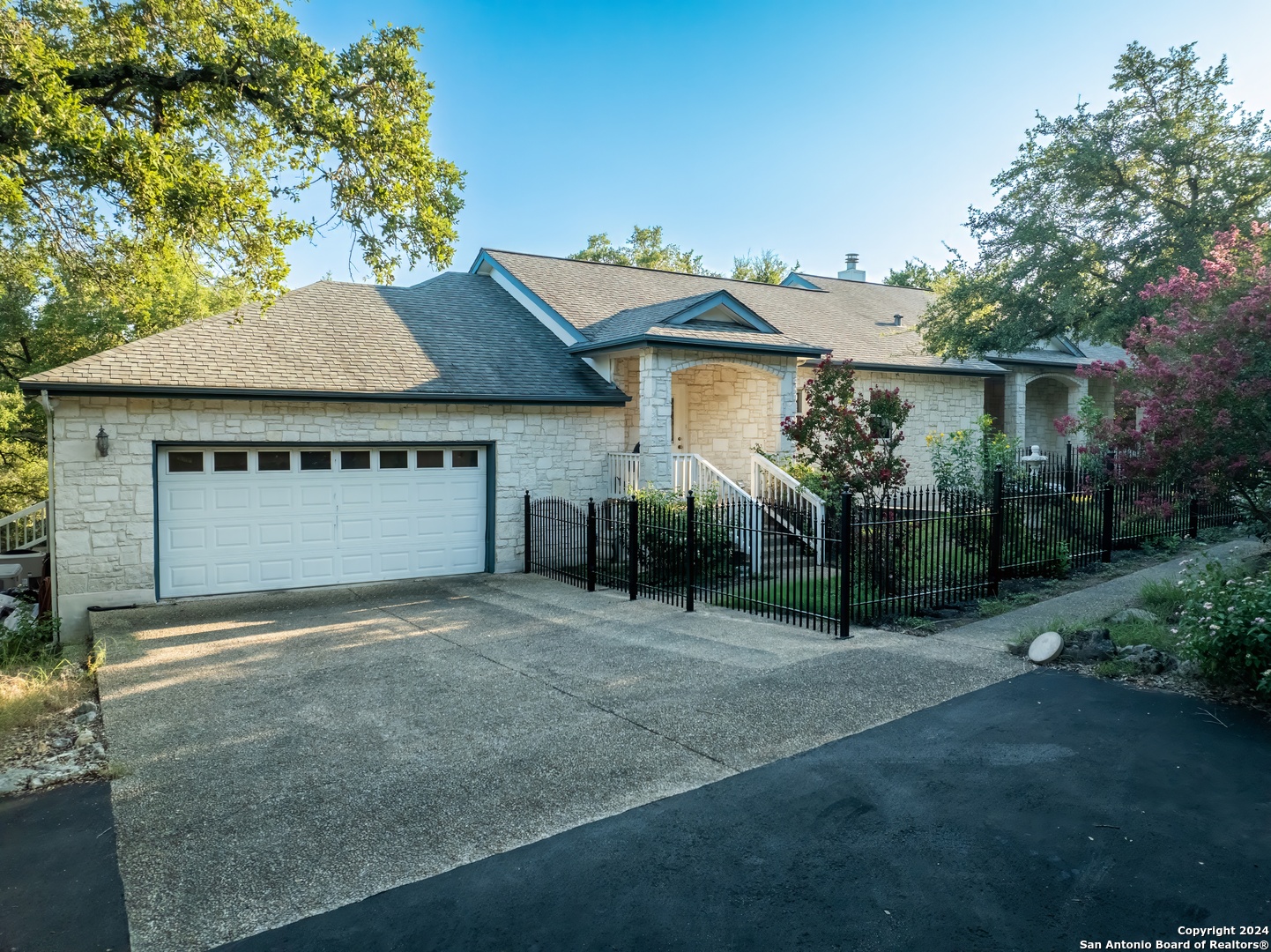 Photo 5 of 32 of 981 BROOKSIDE DR house