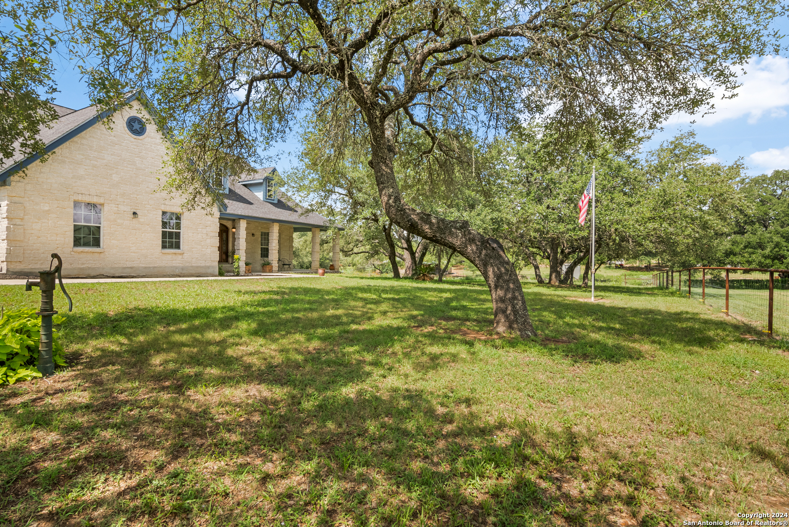 Photo 4 of 50 of 6840 loop 1604 house