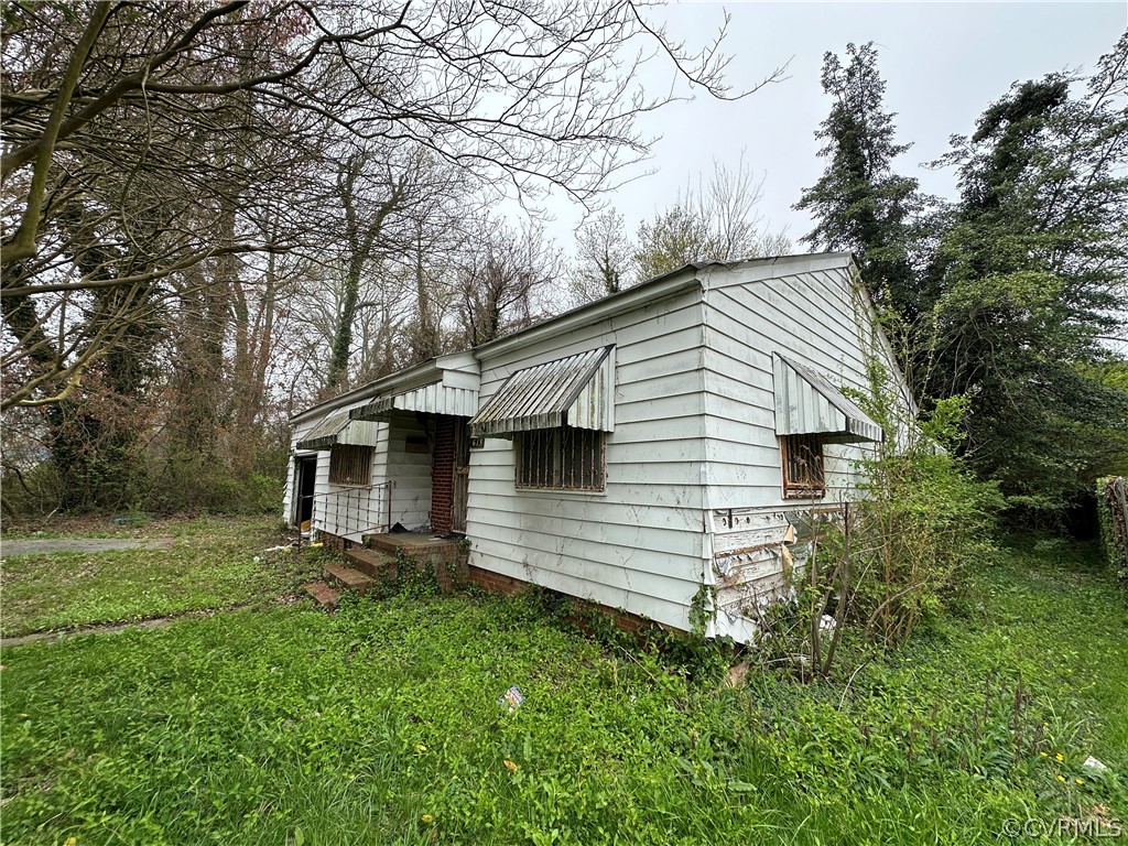 Photo 4 of 10 of 613 Old Buckroe Road house