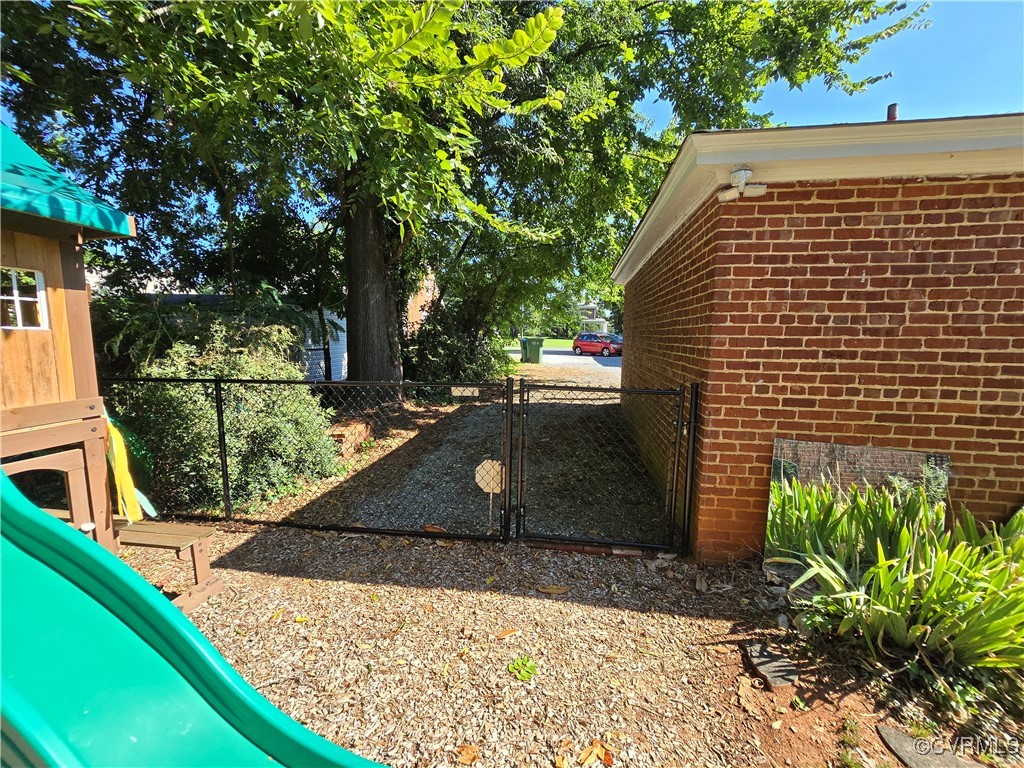 Photo 8 of 50 of 812 Blanton Avenue house