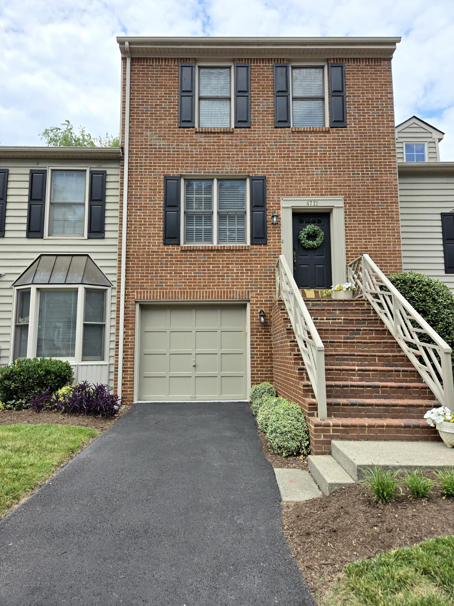 Photo 1 of 2 of 4721 Wembley PL SW townhome