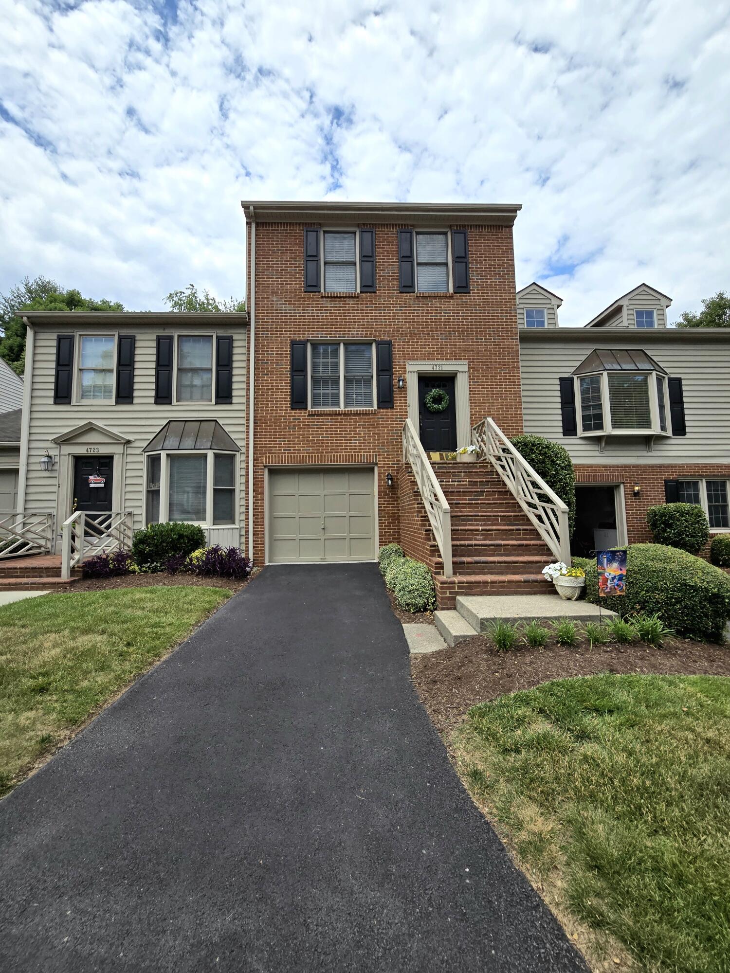 Photo 2 of 2 of 4721 Wembley PL SW townhome