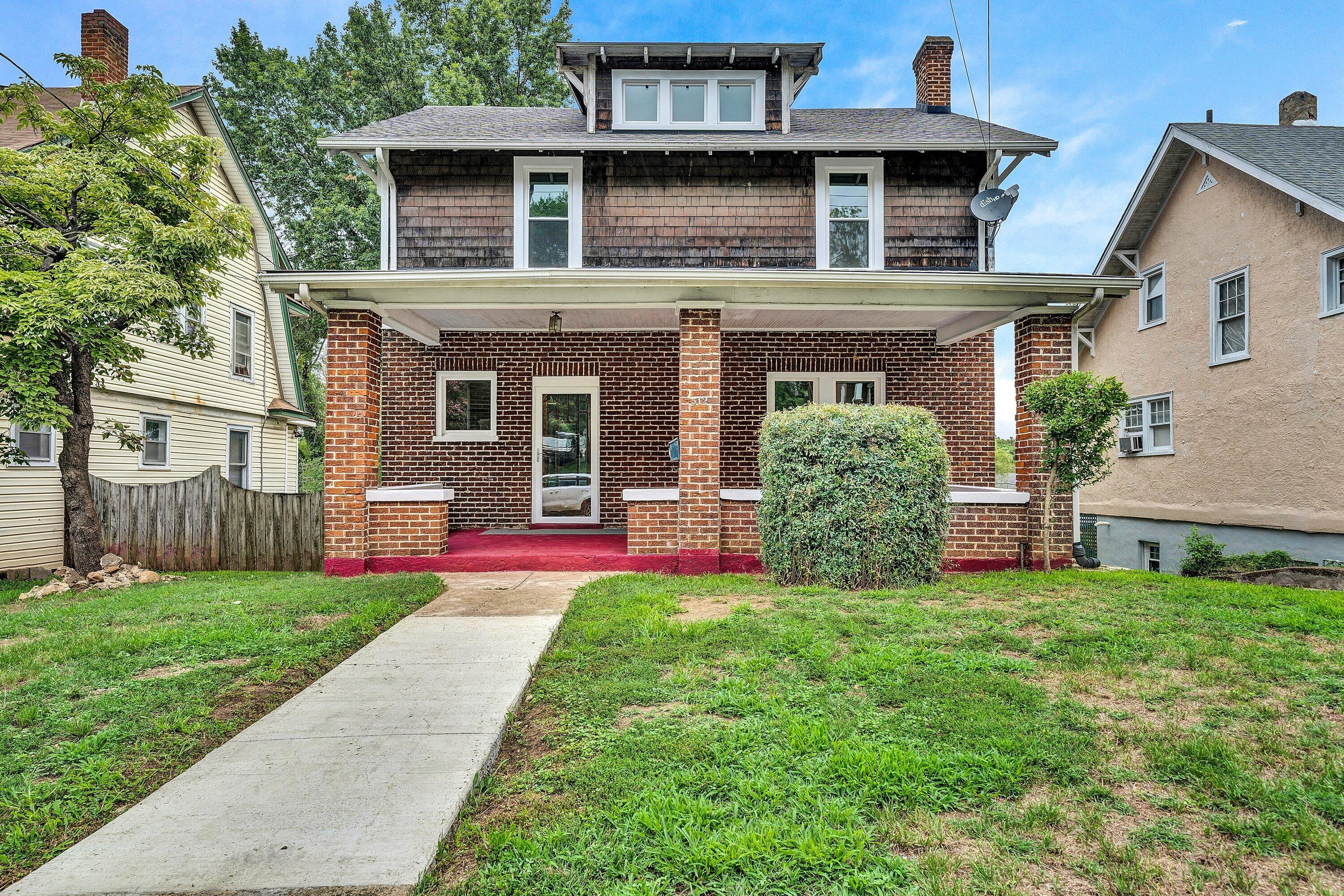 Photo 1 of 1 of 512 RIVERLAND RD SE house