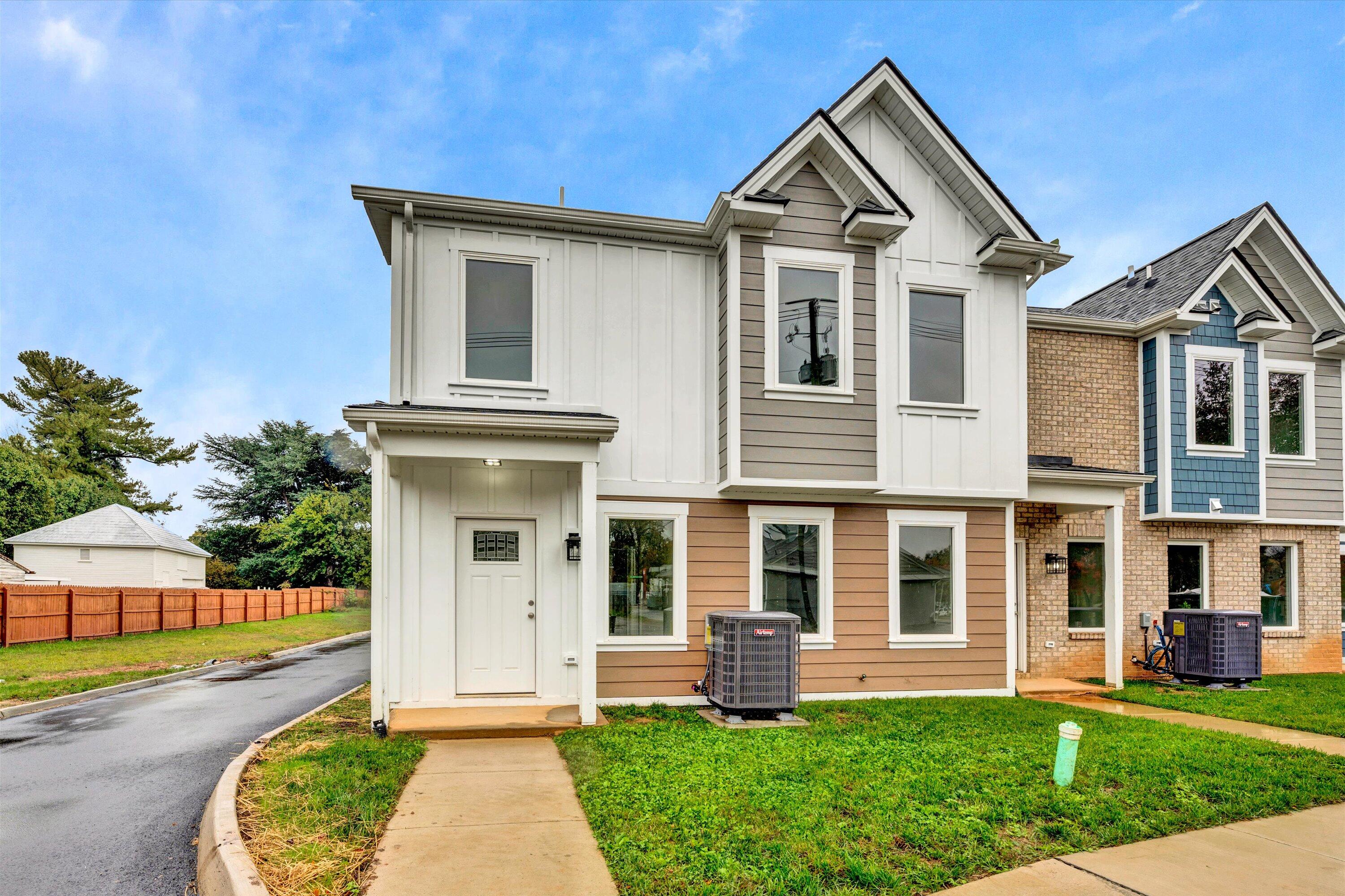 Photo 3 of 46 of 130 W Calhoun ST townhome