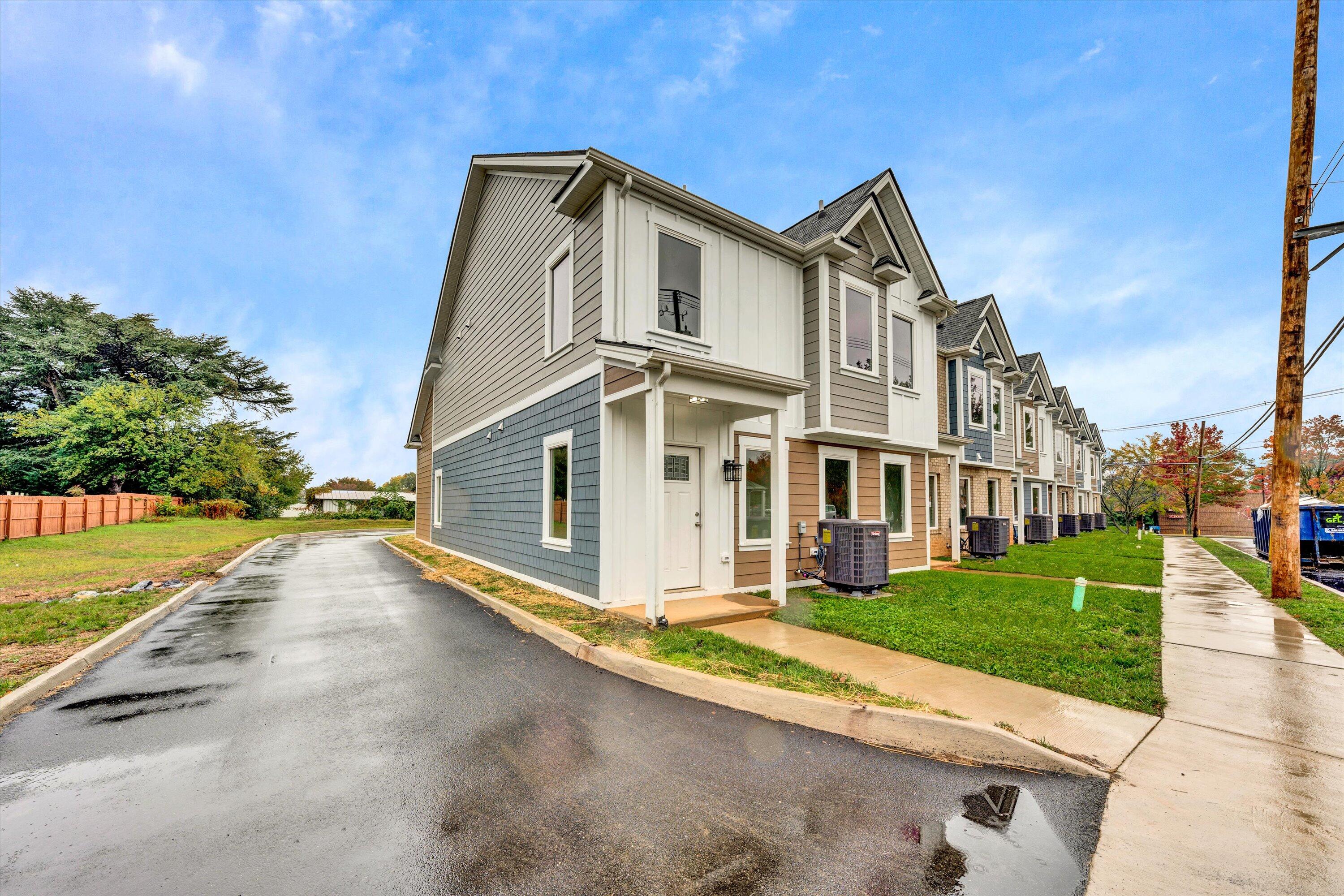 Photo 5 of 46 of 130 W Calhoun ST townhome