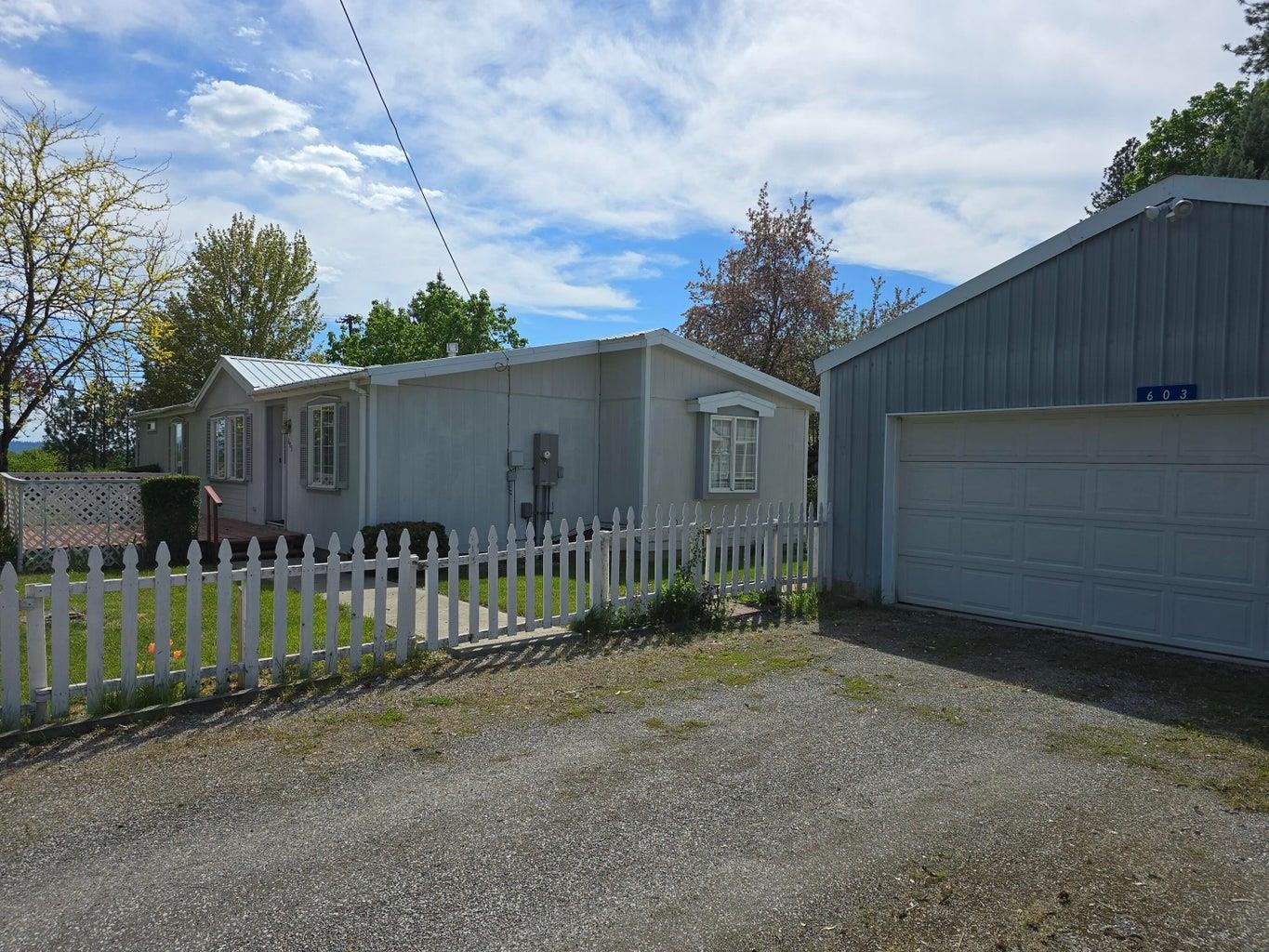 Photo 2 of 27 of 603 N Bernard St mobile home