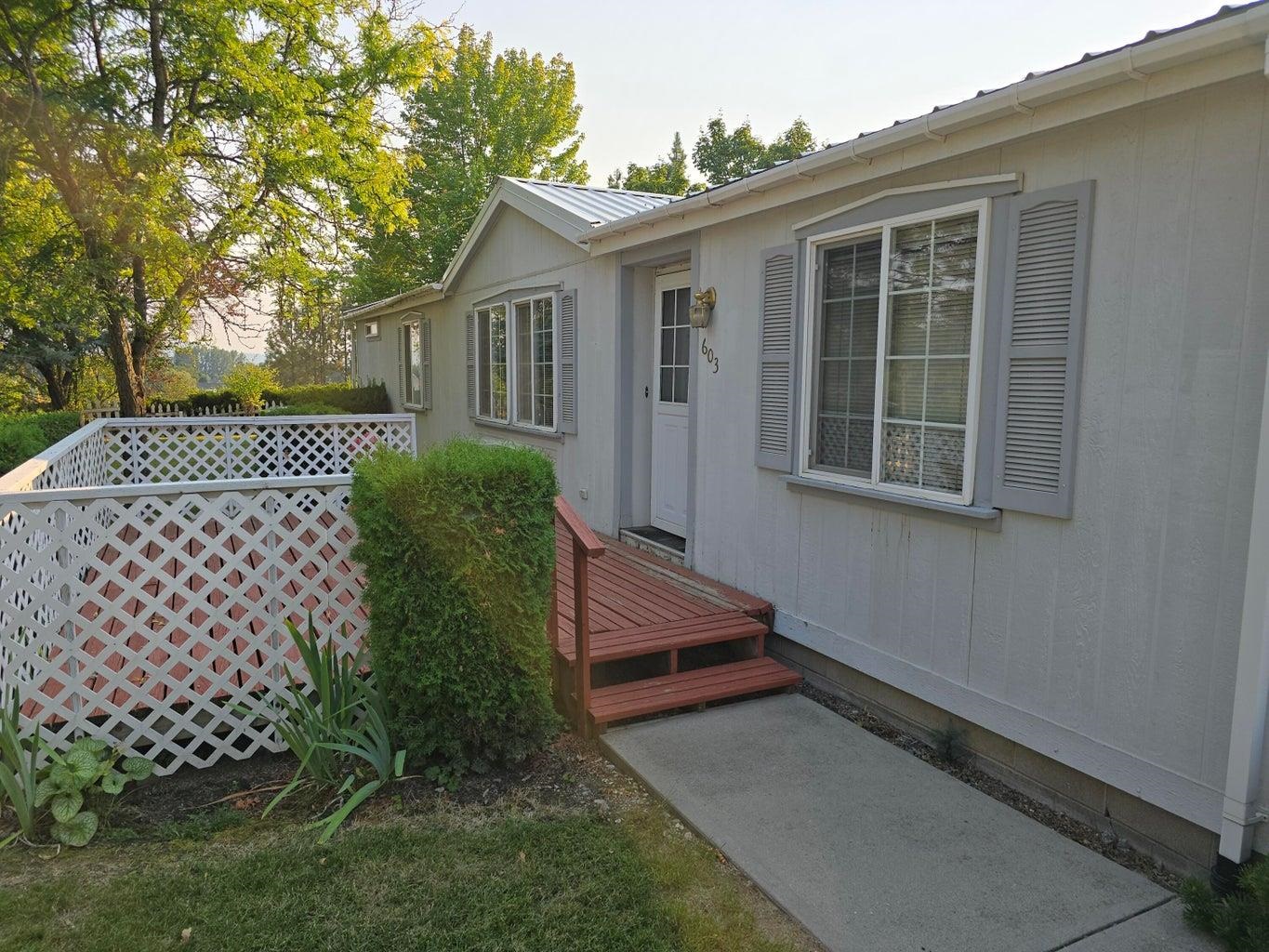 Photo 3 of 27 of 603 N Bernard St mobile home