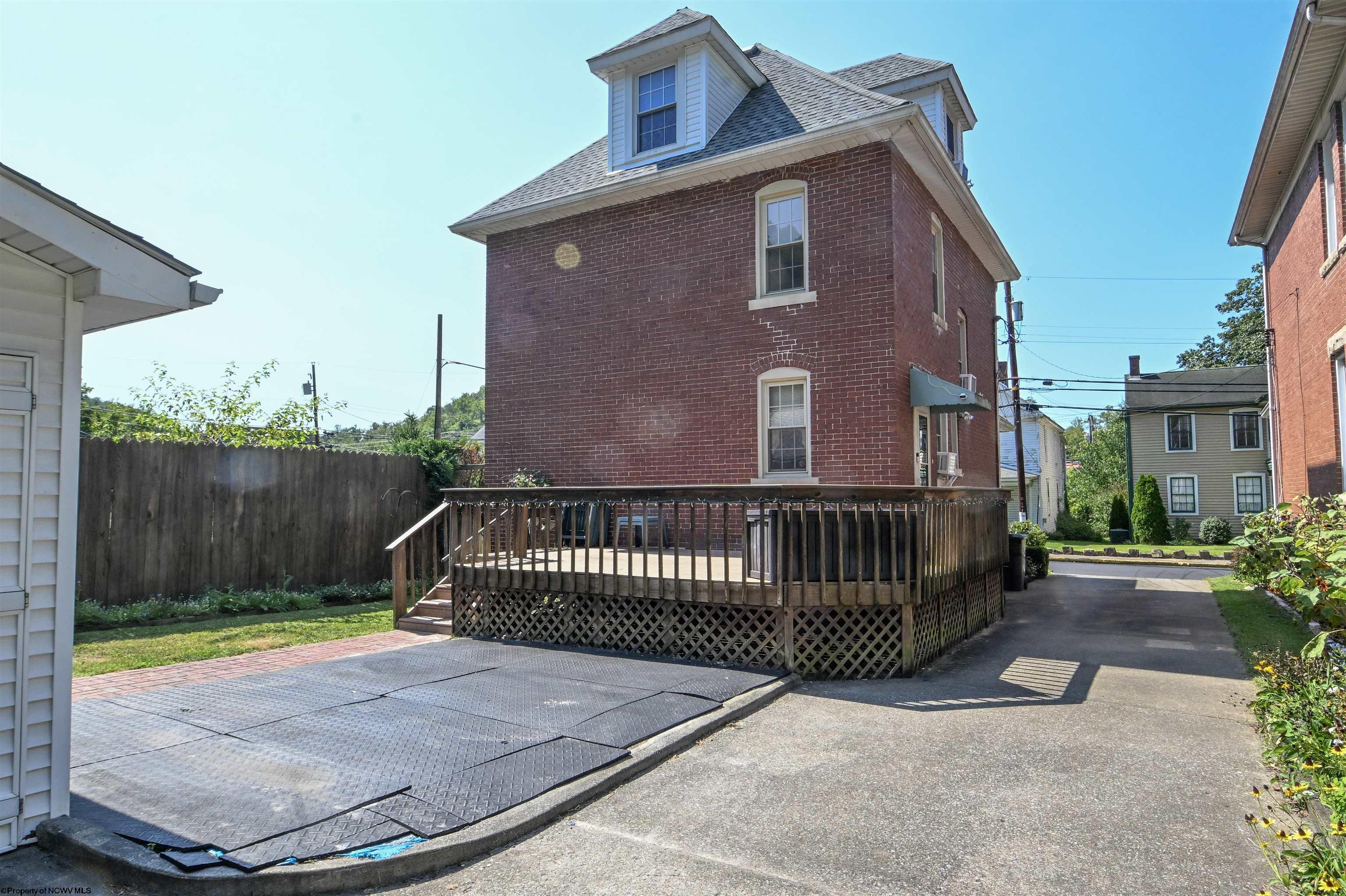 Photo 3 of 27 of 1821 Listravia Street house