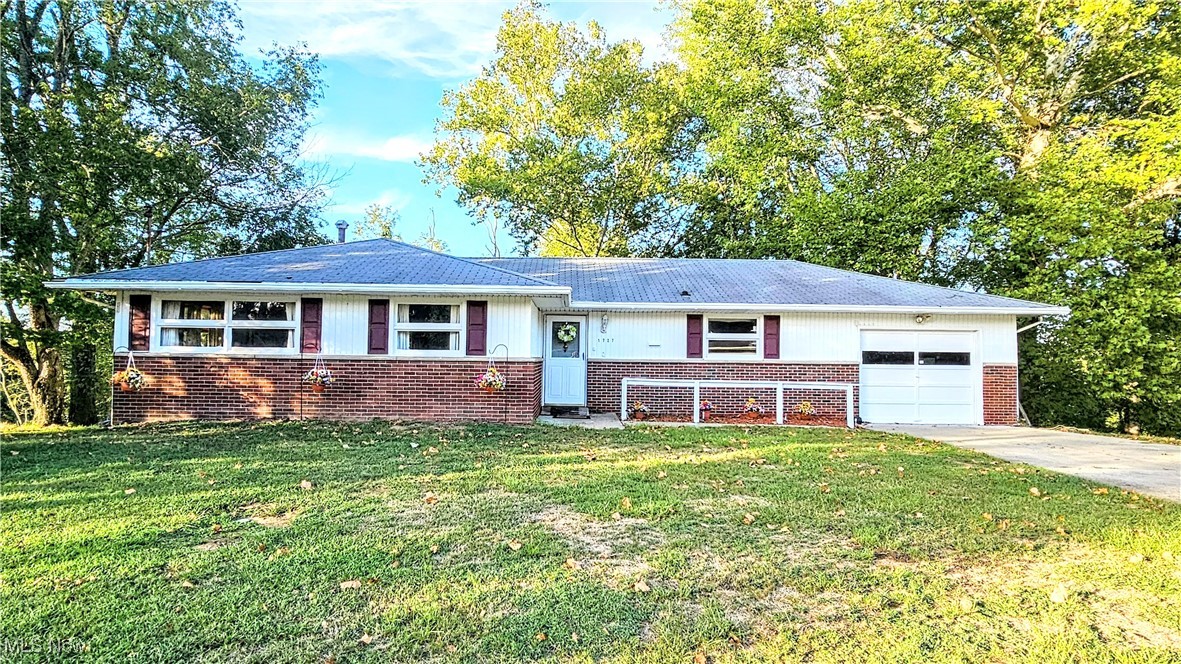 Photo 1 of 31 of 1727 Forest Hills Drive house